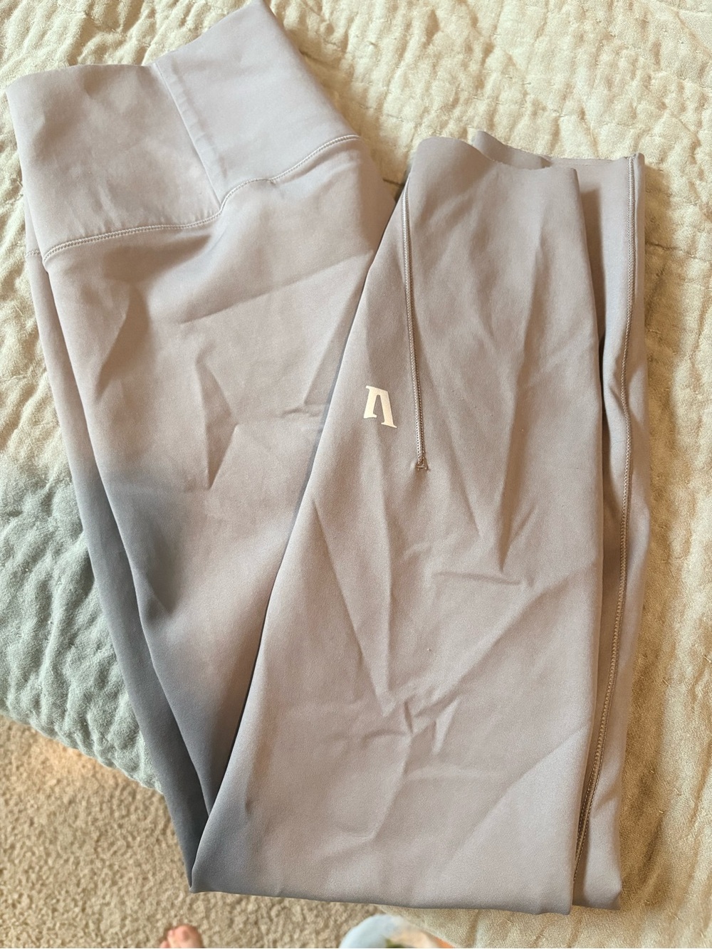 Vuori Light Gray Athleisure Leggings with Subtle Logo large 7/8 length